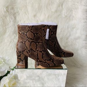 Splendid Snakeskin Booties, size 6 1/2 💕